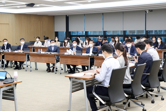 이원덕(앞줄 왼쪽 세 번째) 우리은행장과 임직원들이 5일 서울 회현동 우리은행 본점에서 열린 경영협의회에 참석해 ‘이노씽크’의 발표를 듣고 있다. 사진 제공=우리은행