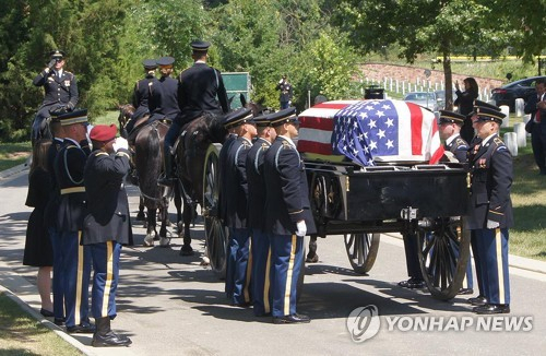 (워싱턴=연합뉴스) 김경희 특파원 = 1953년 '철의 삼각지대' 김화지구 전투에서 미군 대대장으로 활약했던 한국전 참전용사 고 존 싱글러브 예비역 소장의 장례식과 안장식이 19일(현지시간) 워싱턴DC 인근의 알링턴 국립묘지에서 엄수되고 있다. 2022.8.20 [워싱턴특파원단] kyunghee@yna.co.kr