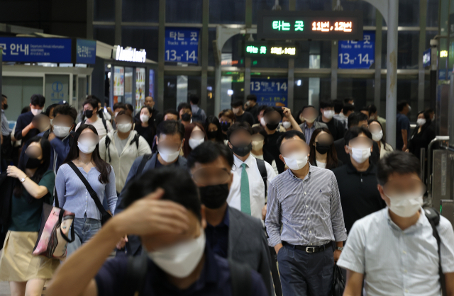 제11호 태풍 '힌남노' 여파로 일부 열차 운행이 중단된 5일 오후 열차를 이용해 서울역에 도착한 시민들이 역사를 빠져나가고 있다. 연합뉴스