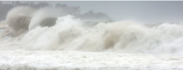 태풍 힌남노가 한반도를 향해 북상 중인 5일 오전 제주도 서귀포 인근 해안에 파도가 치고 있다. 연합뉴스