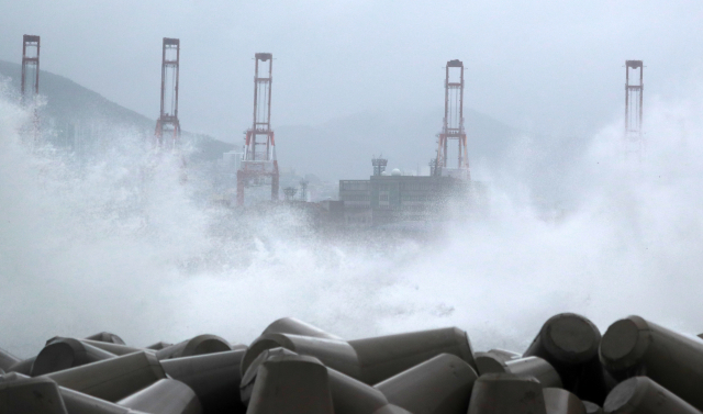 제11호 태풍 힌남노가 북상하고 있는 5일 오후 부산 남구 오륙도 인근 방파제에 파도가 몰아치고 있다. 연합뉴스