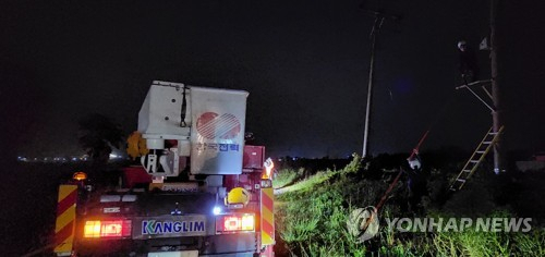 제주도가 태풍 힌남노 영향권에 든 5일 밤 서귀포 해안도로에서 한전 직원들이 정전 보수공사를 하고 있다. 연합뉴스
