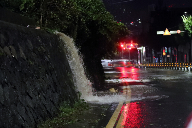 제11호 태풍 힌남노가 근접한 6일 오전 전남 여수시 한 도로에서 물줄기가 폭포처럼 쏟아져내리고 있다. /연합뉴스