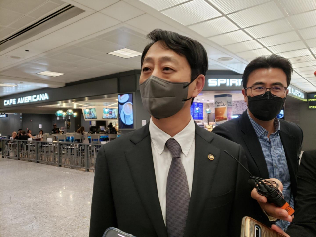 안덕근 통상교섭본부장이 5일(현지시간) 미국의 인플레이션 감축법(IRA)에 따른 한국산 전기차 차별 문제 해소를 논의하기 위해 미국 워싱턴DC를 방문, 공항에서 기자들과 인터뷰하고 있다. /연합뉴스