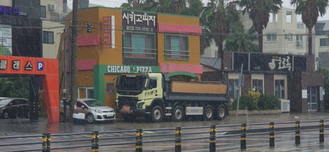 '착한 불법 주차?'…태풍 철벽 방어한 덤프트럭들 '화제'