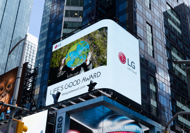 LG전자가 미국 타임스퀘어 전광판으로 ‘라이프이즈굿 어워드’ 광고를 소개하고 있다. 사진제공=LG전자