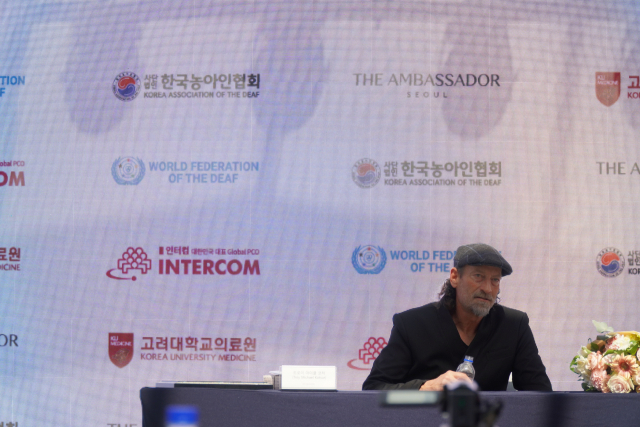 미국 농아인 배우 트로이 코처가 6일 서울 중구 앰배서더서울풀만호텔에서 열린 기자회견에 참석해 있다. 사진 제공=한국농아인협회