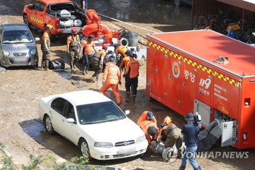 6일 오후 경북 포항시 남구의 한 아파트에서 태풍 '힌남노'의 폭우 때 지하 주차장에서 실종된 주민 7명을 찾는 수색작업이 진행되고 있다. /연합뉴스