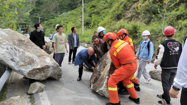 5일(현지 시간) 중국 쓰촨성 간쯔장족자치주 루딩현에서 규모 6.8의 지진이 발생한 가운데 구조대원들이 도로에 떨어진 바위를 치우고 있다. EPA연합뉴스