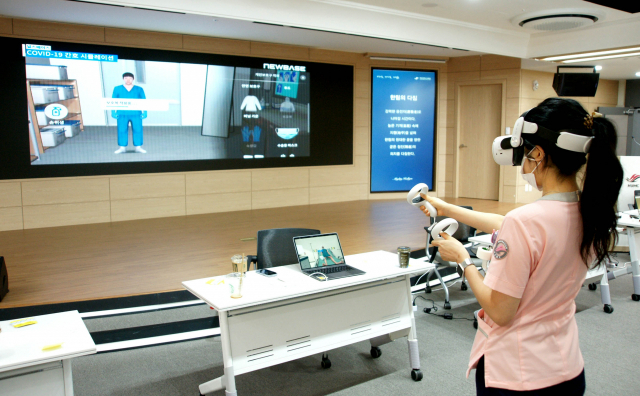최근 한림대성심병원에 취업한 한 간호사가 원내 일송문화홀에서 메타버스 플랫폼과 가상현실(VR) 기기를 활용해 임상술기 교육을 받고 있다. 사진 제공=한림대의료원