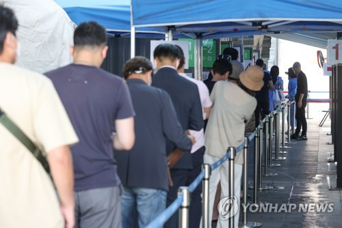 6일 오후 서울 용산구보건소에 마련된 선별진료소에서 시민들이 검사를 기다리며 줄을 서고 있다./연합뉴스