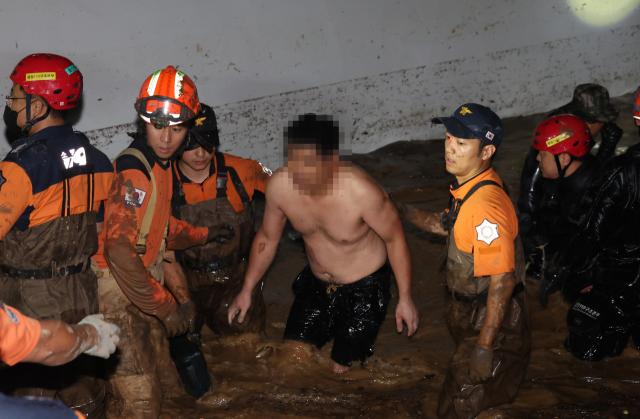 6일 저녁 폭우로 잠긴 경북 포항시 남구의 한 아파트 지하 주차장에서 소방·군 관계자들이 실종된 주민을 구조하고 있다. /연합뉴스