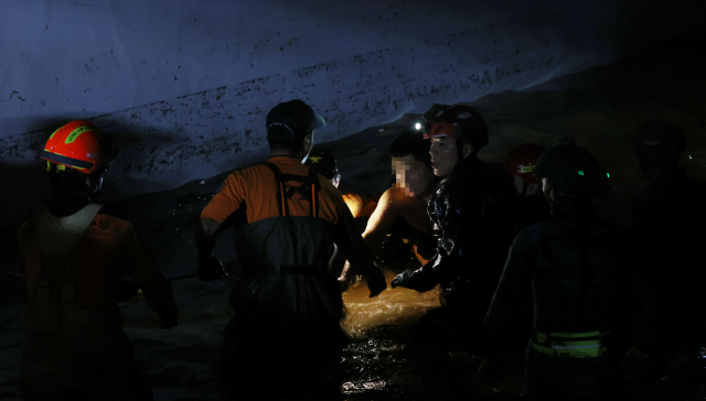 6일 저녁 태풍 힌남노의 폭우로 잠긴 경북 포항시 남구의 한 아파트 지하 주차장에서 소방·군 관계자들이 실종된 주민을 구조하고 있다. 포항=연합뉴스
