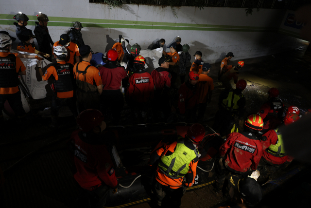 6일 저녁 태풍 '힌남노'의 폭우로 잠긴 경북 포항시 남구의 한 아파트 지하 주차장에서 소방·군 관계자들이 실종된 주민을 구조하고 있다. /연합뉴스