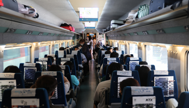 코로나19 사태 후 거리두기 없는 첫 추석 연휴를 앞둔 8일 서울역 열차가 승객들로 붐비고 있다. 연합뉴스