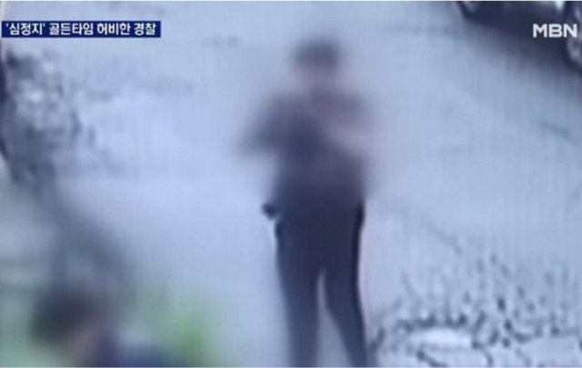 지난달 30일 전북 군산시의 한 골목길에서 50대 남성이 쓰러져 출동한 경찰이 현장 사진을 찍고 있다. MBN 보도화면 캡처