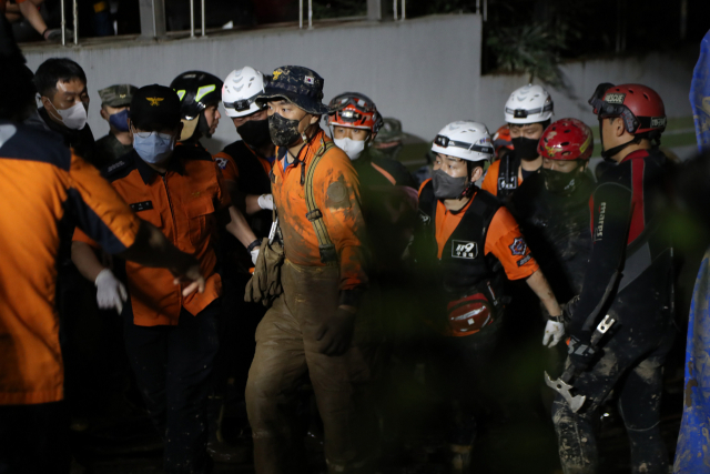 지난 6일 저녁 태풍 '힌남노'의 영향으로 잠긴 경북 포항시 남구의 한 아파트 지하 주차장에서 소방·군 관계자들이 실종된 주민 1명을 추가로 구조하고 있다. /연합뉴스