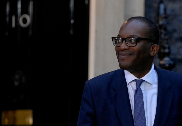 영국 첫 흑인 재무장관 쿼지 콰텡이 6일(현지 시간) 런던 다우닝가 10번지 총리관저에서 나오고 있다.로이터연합뉴스