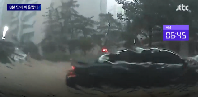 태풍 '힌남노'의 영향으로 8분 만에 지상에도 차체까지 물이 차오른 모습. JTBC 뉴스 영상 캡처