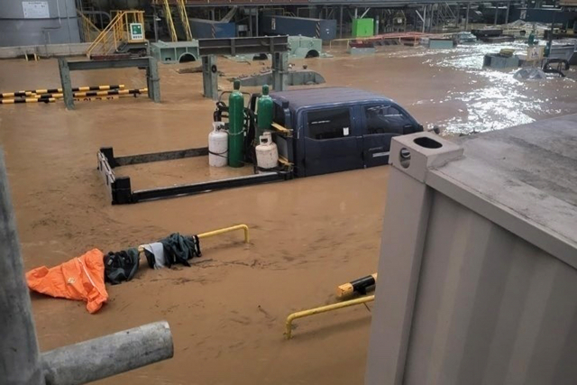 제11호 태풍 ‘힌남노’가 많은 비를 뿌리면서 6일 오전 경북 포항시 남구 포스코 포항제철소 안이 침수돼 있다. 연합뉴스