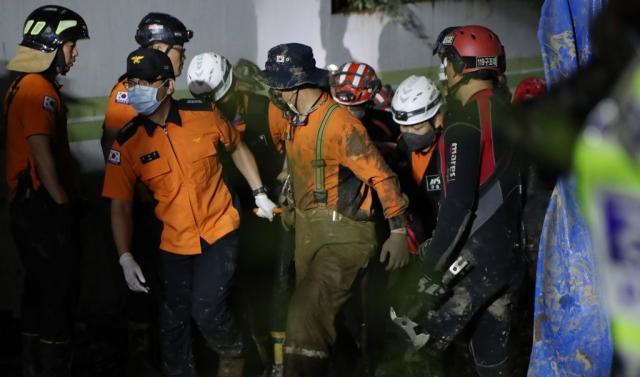 태풍 '힌남노'가 몰고온 폭우로 침수된 경북 포항시 남구의 한 아파트 지하 주차장에서 소방·군 관계자들이 실종된 주민을 추가로 구조하고 있다. 연합뉴스