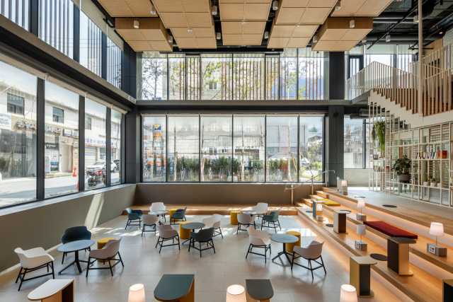 개방적이고 투명하게 설계된 1층 ‘커넥트홀’. 평소에는 카페와 서가로 사용되다가 언제든 무대와 객석으로 변신할 수 있다. 사진 제공=신해수 작가