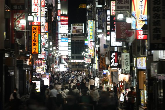 일본 도쿄의 최대 유흥가 밀집지역인 신주쿠 가부키초. AP 연합뉴스