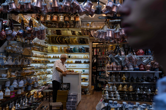 8월 소비자 물가가 80.2% 상승한 튀르키예의 수도 이스탄불의 한 상점에서 주인이 손님을 기다리고 있다. AFP연합뉴스