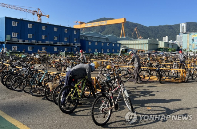 7월 22일 오전 경남 거제시 대우조선해양 옥포조선소에서 근로자들이 출근하고 있다. 연합뉴스