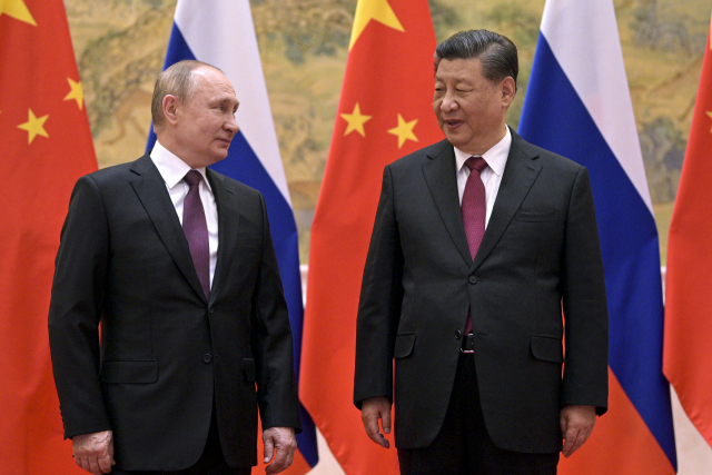 블라디미르 푸틴(왼쪽) 러시아 대통령과 시진핑 중국 국가주석이 지난 2월 4일 베이징에서 만나 서로를 쳐다보고 있다. AP연합뉴스