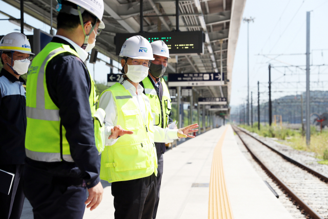 국가철도공단 김한영(오른쪽에서 두번째) 이사장이 KTX 행신역에서 안전점검에 나서고 있다. 사진제공=국가철도공단
