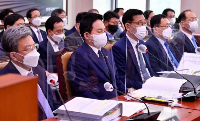 원희룡 국토교통부 장관이 지난달 22일 서울 여의도 국회에서 열린 국토교통위원회 전체회의에서 생각에 잠겨 있다. /연합뉴스