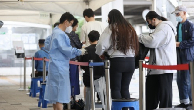 시민들이 서울의 한 임시선별진료소에서 코로나19 검사를 받기 위해 기다리고 있다. 연합뉴스