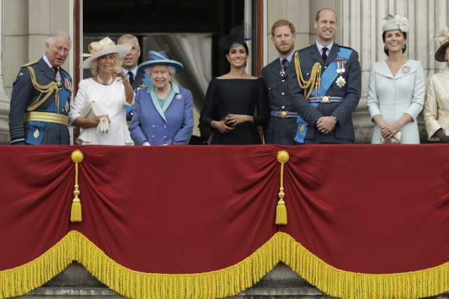 지난 2018년 영국 런던 버킹엄궁 발코니에 모인 왕실 식구들. 찰스 3세(왼쪽부터), 부인 카밀라, 앤드루 왕자, 엘리자베스 2세, 메건 마클, 해리 왕자, 윌리엄 왕자와 케이트 왕세손비. /AP연합뉴스