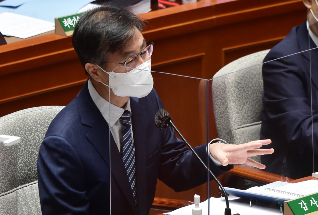 최재해 감사원장이 지난 1일 서울 여의도 국회 본관 예결위회의장에서 열린 제400회 국회(정기회) 예산결산특별위원회 제1차 전체회의에서 의원들의 질의에 답변하고 있다. /권욱 기자