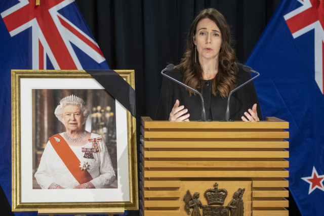 9일(현지 시간) 저신다 아던 뉴질랜드 총리가 엘리자베스 2세 여왕의 서거 소식을 전해 들은 뒤 추모의 뜻을 밝히고 있다.AP연합뉴스
