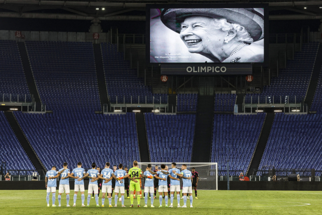 8일(현지 시간) 이탈리아 로마에서 UEFA 유로파리그 축구 경기가 시작되기 전 여왕에 대한 묵념의 시간을 갖고 있다.EPA연합뉴스