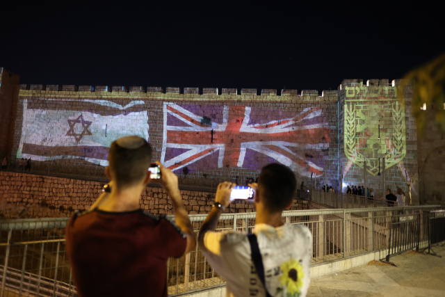 8일(현지 시간) 이스라엘 예루살렘에 엘리자베스 2세 여왕의 서거를 추모하며 이스라엘과 영국의 국기가 나란히 빛으로 띄워져 있다.EPA