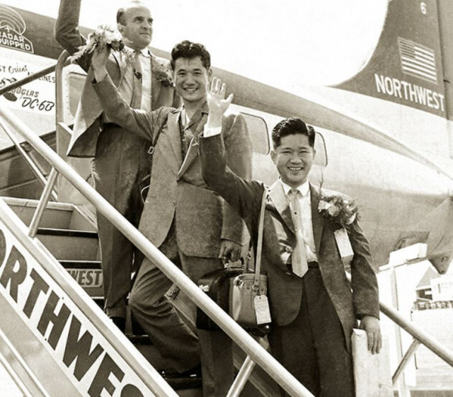 1960년대 유럽 시찰을 떠나는 아모레퍼시픽 창업자 서성환 선대회장(오른쪽). /사진 제공=아모레퍼시픽