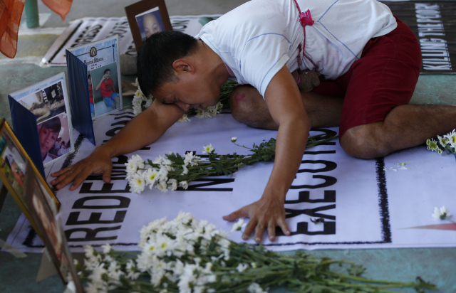 2017년 12월 28일(현지 시간) 필리핀 정부의 '마약과의 전쟁' 과정에서 사망한 청년의 유가족이 사망 1주년을 기리며 비통해하고 있다.AP연합뉴스