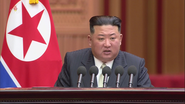 북한 최고인민회의 제14기 제7차회의 2일회의가 지난 8일 평양 만수대의사당에서 진행됐다고 조선중앙TV가 9일 보도했다. 회의에서 김정은 국무위원장이 미국의 궁극적인 목적은 정권 붕괴라며 절대로 핵을 포기하지 않겠다는 의지를 강하게 천명했다. 사진=조선중앙TV 화면