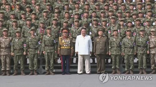 김정은 북한 국무위원장이 코로나19 방역과정에서 모범을 보인 공로자들과 10일 북한 정권수립 74돌 경축행사의 일환으로 기념사진을 촬영하고 있다./연합뉴스