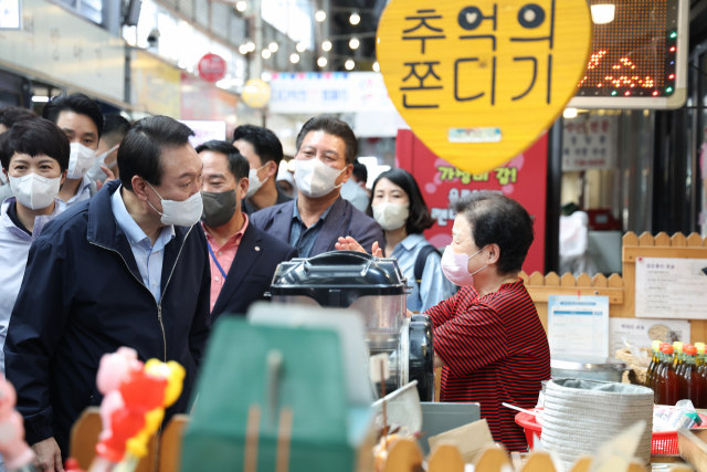 윤석열 대통령이 추석 연휴 첫날인 9일 오후 서울 종로구 통인시장을 방문, 상인과 인사하고 있다. 사진=대통령실