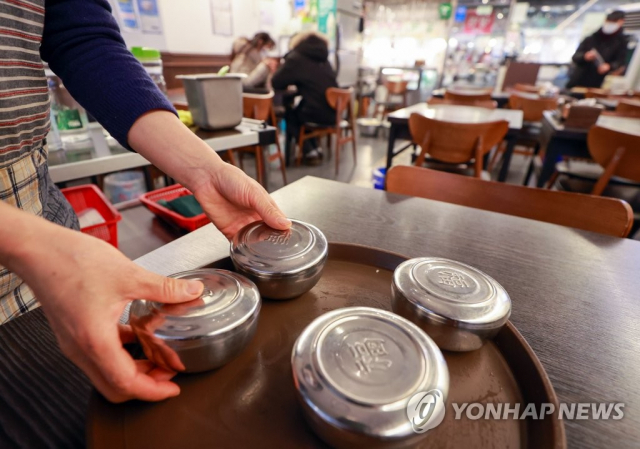 작년 11월 31일 서울 광장시장의 한 식당에서 점심 장사를 시작하며 종업원이 손님에게 제공할 공깃밥을 옮기고 있다. 연합뉴스