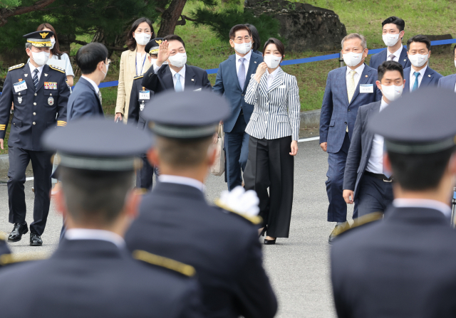 윤석열 대통령과 김건희 여사가 지난달 19일 충북 충주시 중앙경찰학교에서 열린 310기 졸업식에 입장하고 있다. 연합뉴스