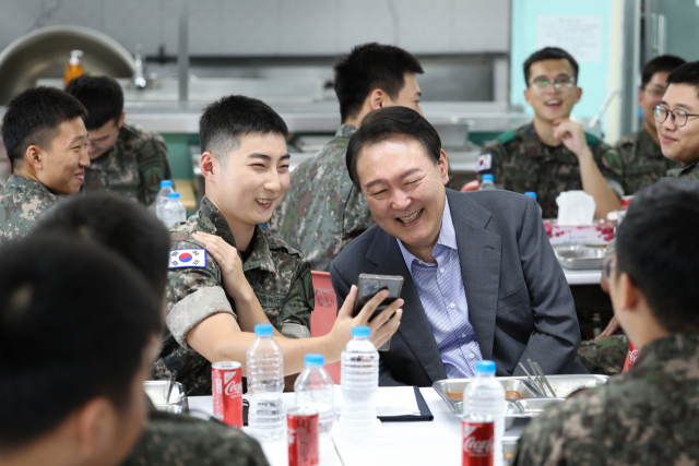 추석 이튿날 尹대통령, 수방사 찾아 오찬…장병 부모들과 즉석 영상통화도