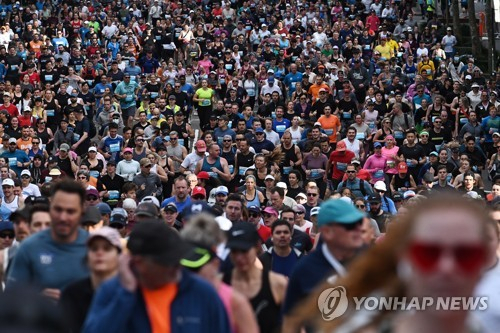 지난달 14일 호주 시드니에서 열린 '시티 투 서프' 마라톤 대회에서 참가자들이 마라톤을 즐기고 있다.연합뉴스