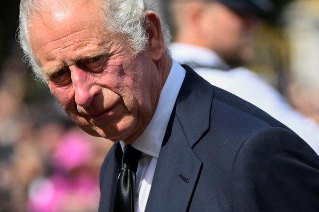서거한 엘리자베스 2세 영국 여왕에 이어 새 국왕에 오른 찰스 3세가 9일(현지 시간) 버킹엄궁 밖을 내려다 보고 있다. 로이터연합뉴스