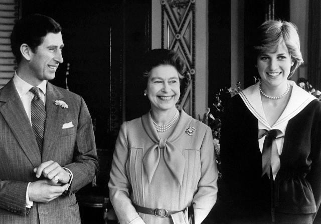 지난 8일(현지 시간) 서거한 엘리자베스 2세(가운데) 여왕과 찰스(왼쪽) 왕세자, 다이애나 왕세자비가 1981년 버킹엄궁에서 촬영한 사진. AFP연합뉴스