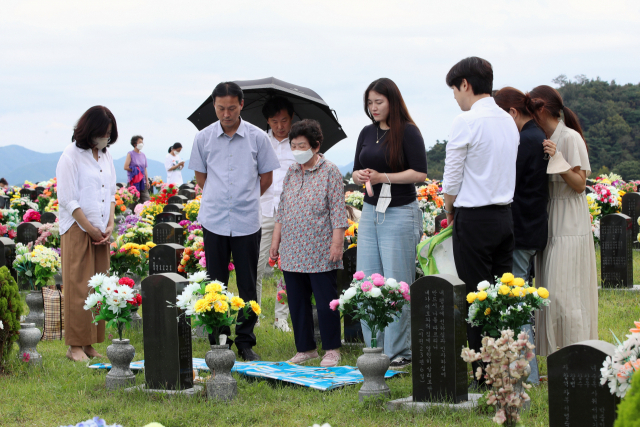 사회적 거리두기가 해제된 이후 처음 맞는 추석인 10일 광주 북구 영락공원묘지에서 성묘객들이 성묘를 하고 있다. 연합뉴스